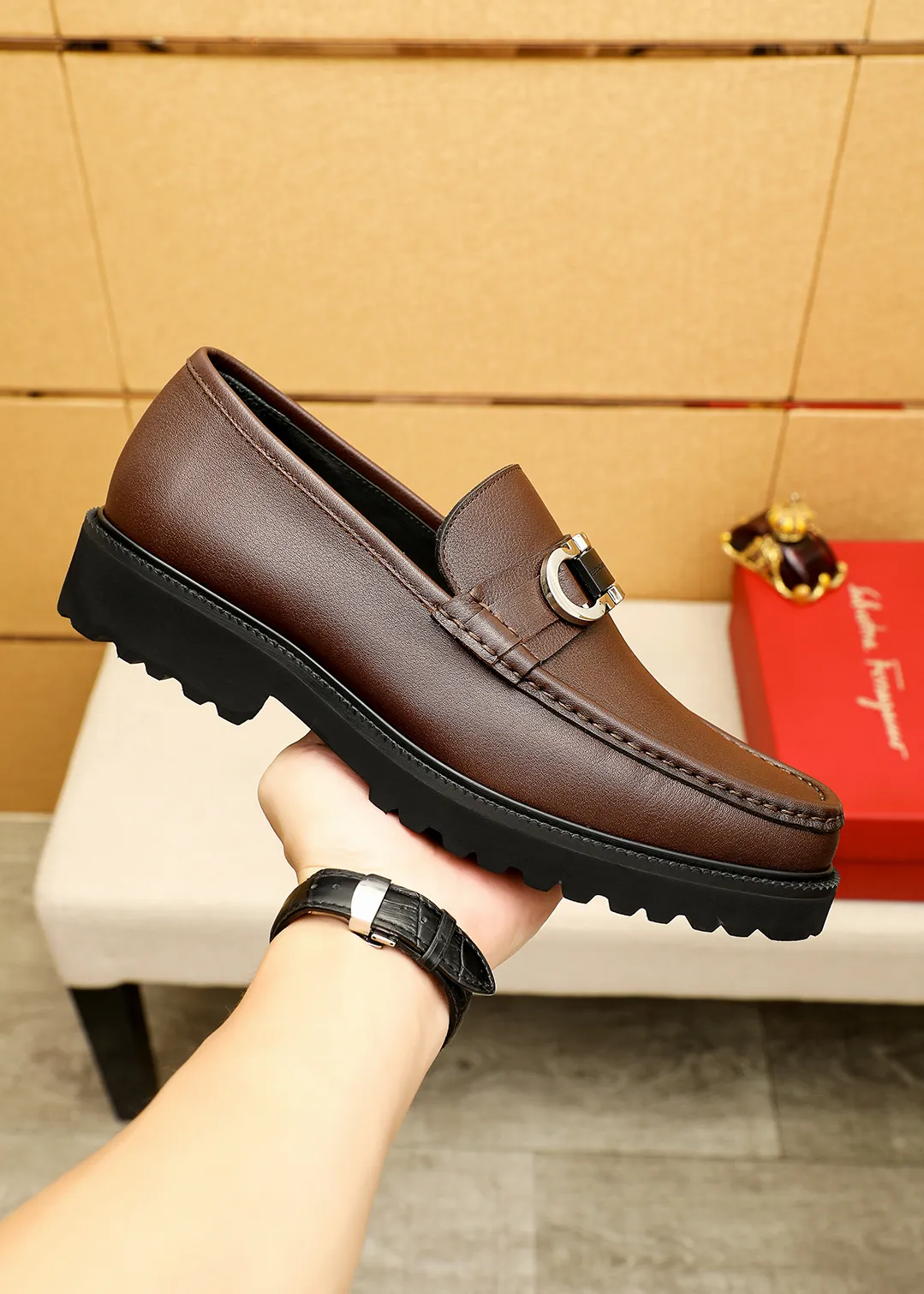 Men's shoes 💰560 💐 Product trademark: Ferragamo "Ferragamo" casual leather shoes Regular size: 38-44 (45.46🉑️customized) Product materials: Selected imported first-layer calfskin upper + original hardware buckle, imported water-dyed cowhide leather lining. Strong three-dimensional visual effect, original outsole color: 1⃣️color optional